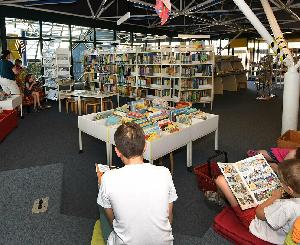 Bücherflohmarkt in der Stadtteilbibliothek Neureut